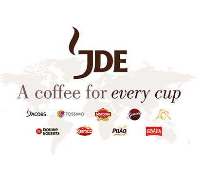 Logo van Jacobs Douwe Egberts met alle kleine bedrijven eronder weergegeven op een wereldkaart.